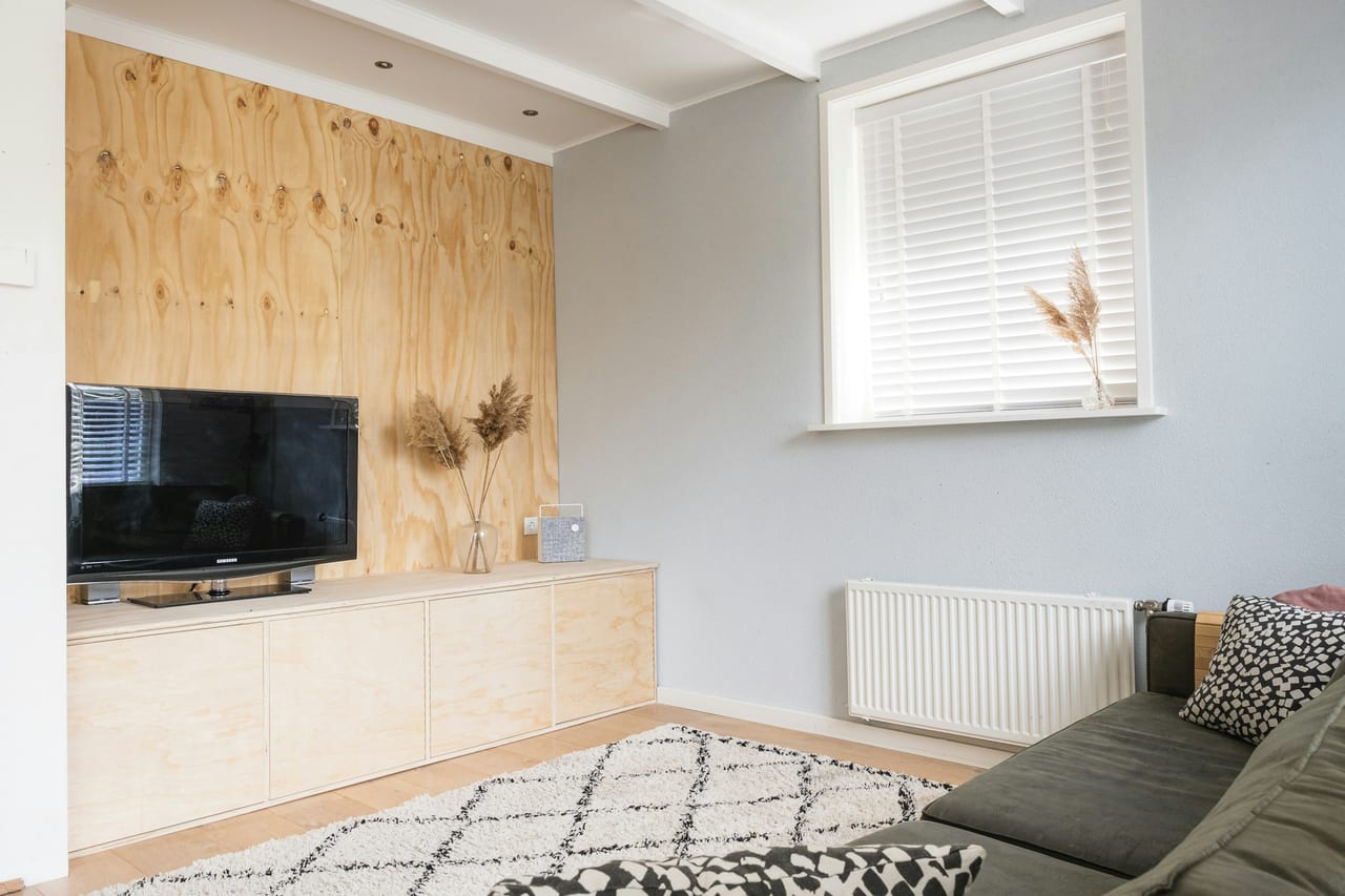 Material reference — timber variation and scale. Independent licensed reference.