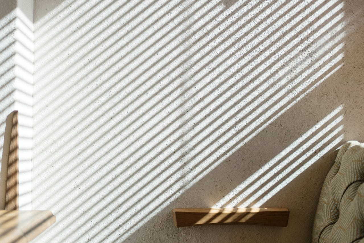 Light reference — daylight across a preparation surface. Independent licensed reference.