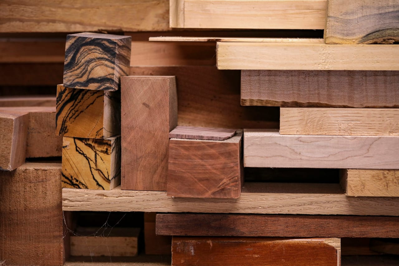 Timber sample reference — grain, edges and natural variation. Independent licensed reference.